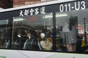 新北交通局25日表示,中央宣布自3月1日起雙鐵等運具開放飲食, 但考量市區公車、計程車等大眾運輸上下乘客頻繁,雙北決議維持車內需全程佩戴口罩、禁止飲食。示意圖。(圖/GettyImages)