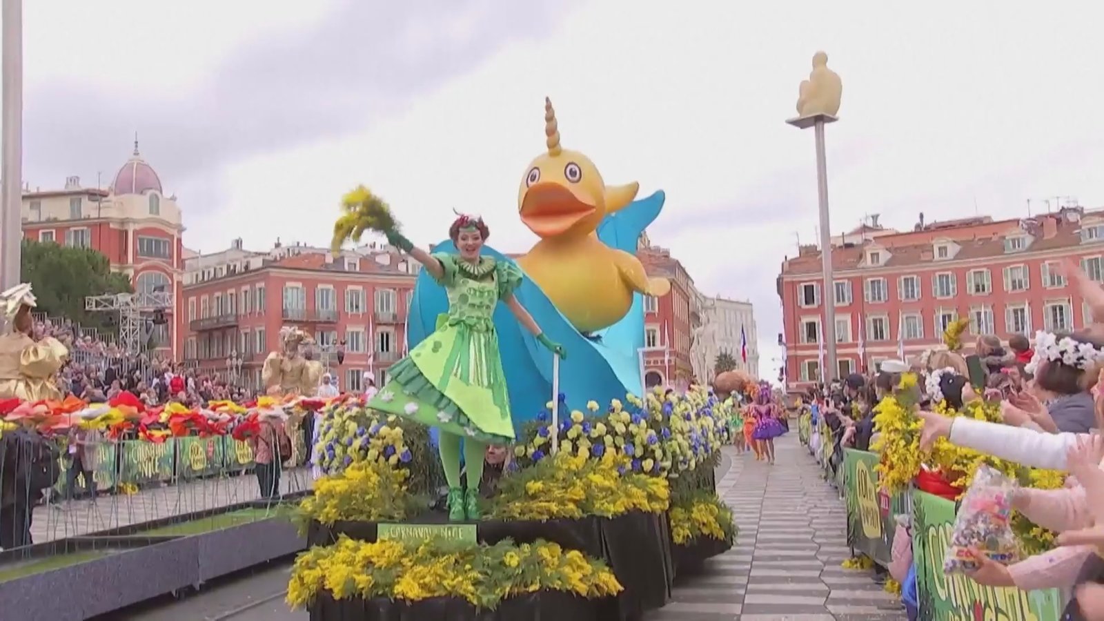 法國狂歡節慶祝 尼斯花車上演「鮮花大戰」