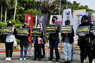 多個民團3日赴行政院遞交陳情書,呼籲政府啟動現有的「HF177」庇護居留途徑,讓在台的反送中示威者有機會在台安身立命。陸委會表示,將持續就相關問題研議具體方案。(圖/中央社)