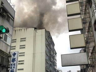 台中市中區興中街一處住宅大樓6日下午發生火警，消防局獲報到場搶救，並出動雲梯車救出受困者。（圖／民眾提供）