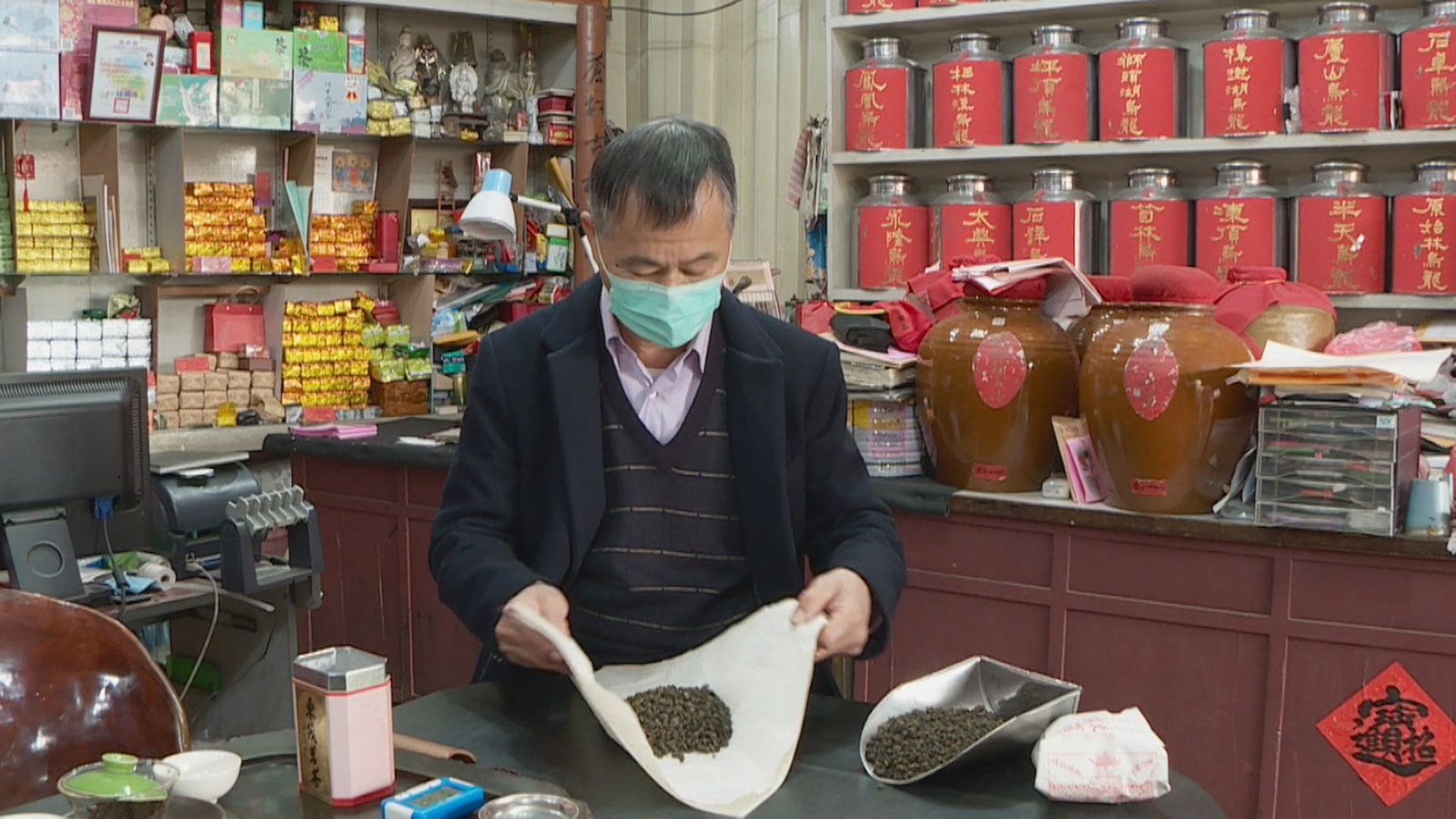 鹿港一甲子茶行 展露「紙包茶葉」絕活