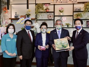 副總統賴清德(右)和貝里斯總理布里仙紐(John Briceno)(右2)11日參訪台灣蘭花生技園區的世茂農業生技公司,瞭解台灣蘭花產業的實力。(圖/台南市政府提供)