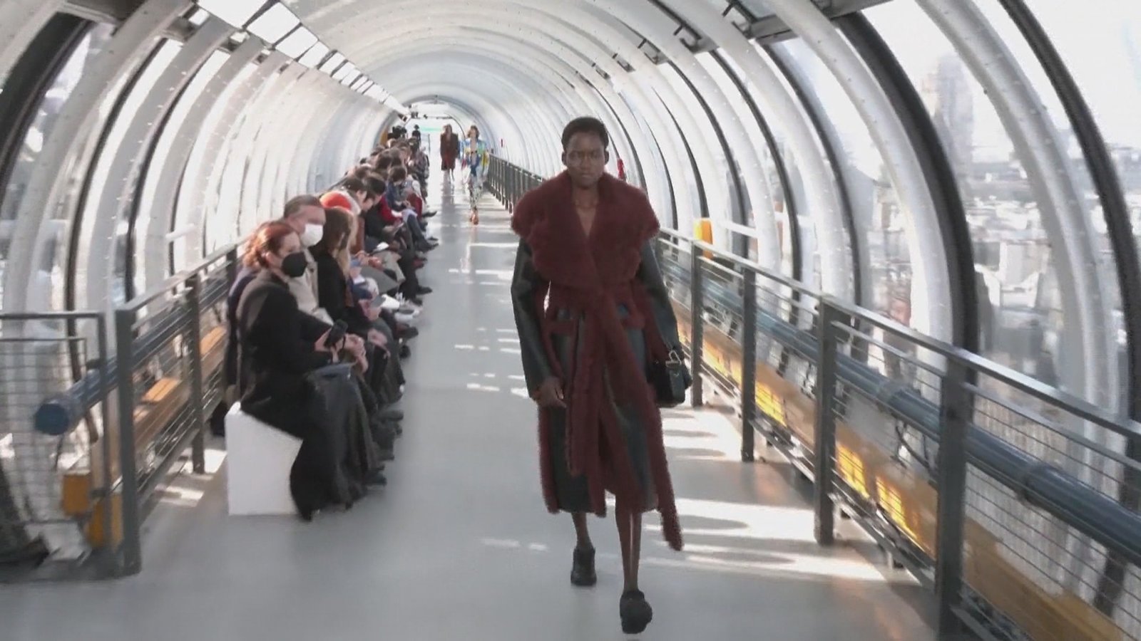 給和平一個機會 英國女設計師巴黎時裝秀