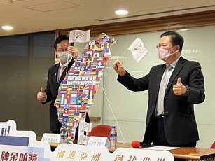 商業總會理事長許舒博(右)14日表 示,工商團體代表日前跟蔡總統表達,希望在疫情緩和的情形下,能在5月全面開放國門,返國免隔離。(圖/中央社)