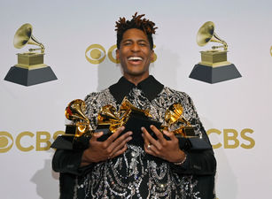 第64屆葛萊美獎（Grammy Awards）頒獎典禮在拉斯維加斯舉行，爵士音樂家強巴提斯（圖）（Jon Batiste）拿下5座獎成為大贏家，包括最佳年度專輯獎。 （圖／GettyImages）
