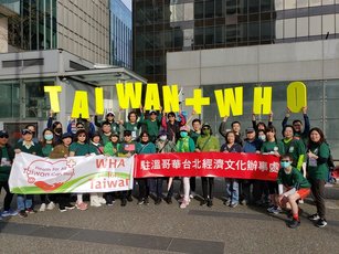 駐溫哥華辦事處和僑界共50人組隊參加24日溫哥華太陽長跑，打出「為台灣參加WHA而跑」口號。（圖／中央社）