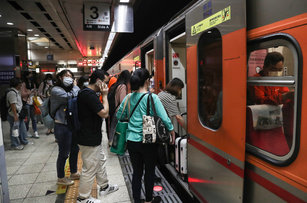 政府推動台鐵公司化,台灣鐵路工會發起5月1日不加班活動,不過基層也有支持聲音,希望公司化能有良好規章、有效提升安全性。示意圖。(圖/中央社)