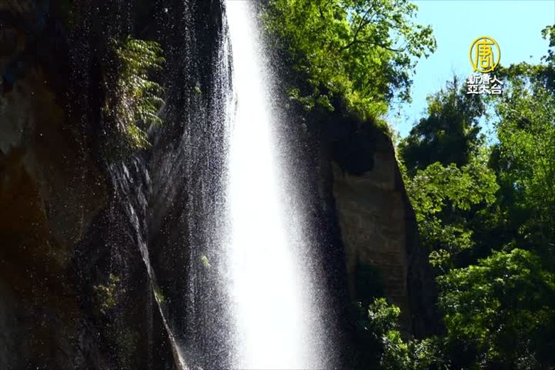 飛瀑彷如從天降 草嶺水濂洞吸睛