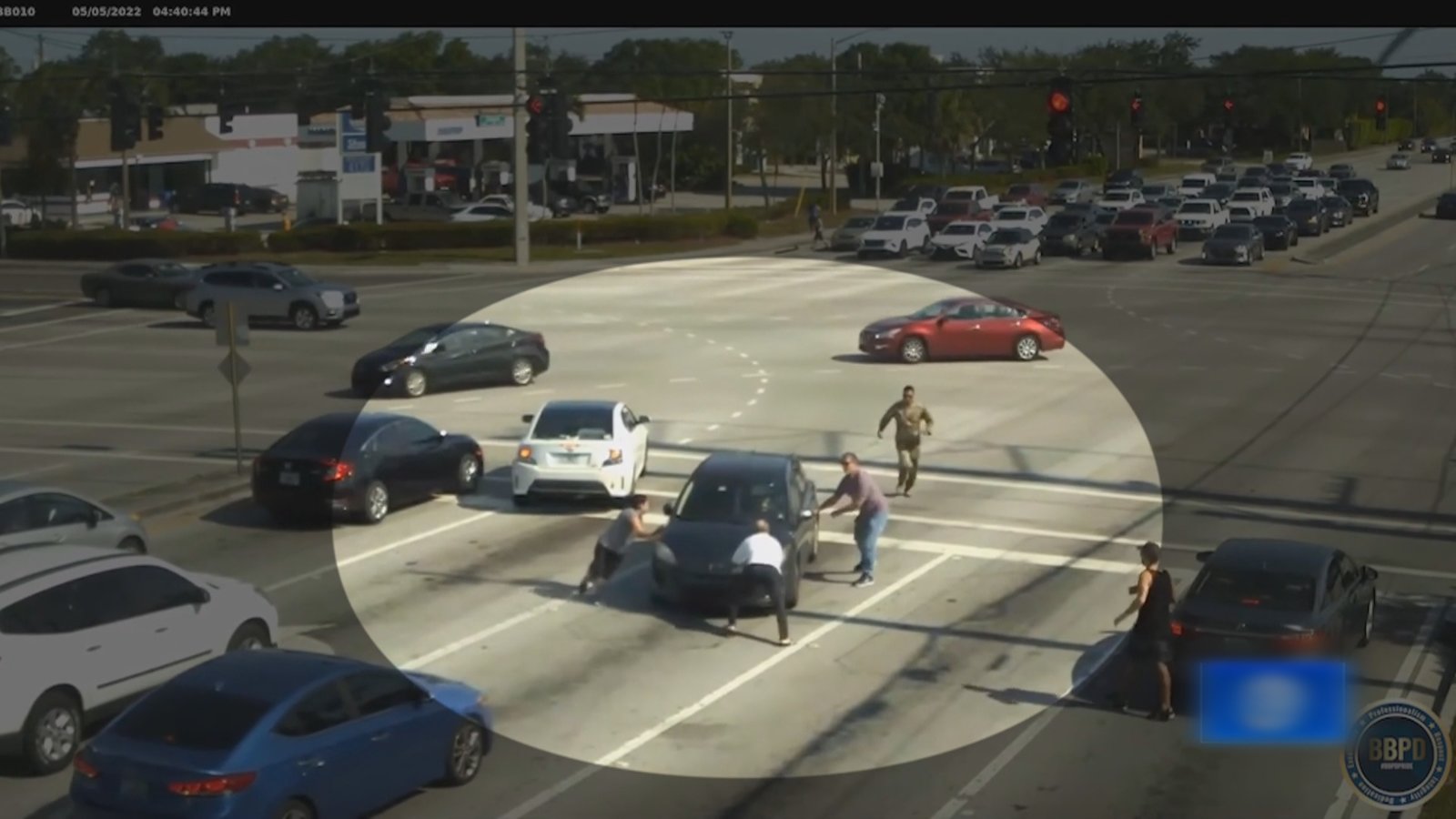 美佛州駕駛行車中昏厥 眾人仗義攔車救