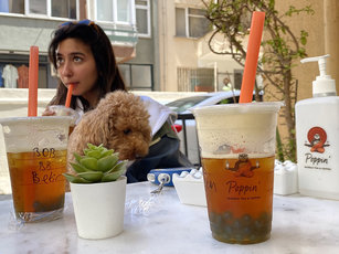 Poppin' Bubble Tea & Coffee吸引年輕族群上門,創新口味及社群經營功不可沒。(圖/中央社)