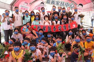 嘉義家扶中心今(29)天舉辦「粽葉飄香愛傳承」活動,嘉義市長黃敏惠連續三年受邀出席,和大家一起包粽子應景。(嘉義市政府提供)