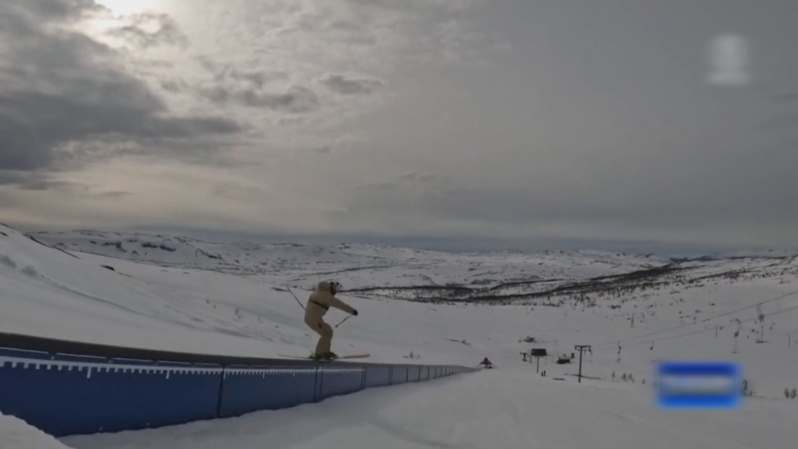 新世界紀錄 自由式滑雪者在鐵軌上飛馳