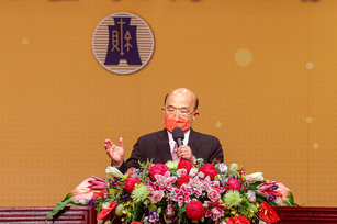 行政院長蘇貞昌(圖)1日上午出席111年稅務節慶祝暨表揚大會擔任頒獎人,他致詞時表示國政推動仰賴稅源健全,並向所有稅務、關務人員表達敬意和感謝。(圖/中央社)