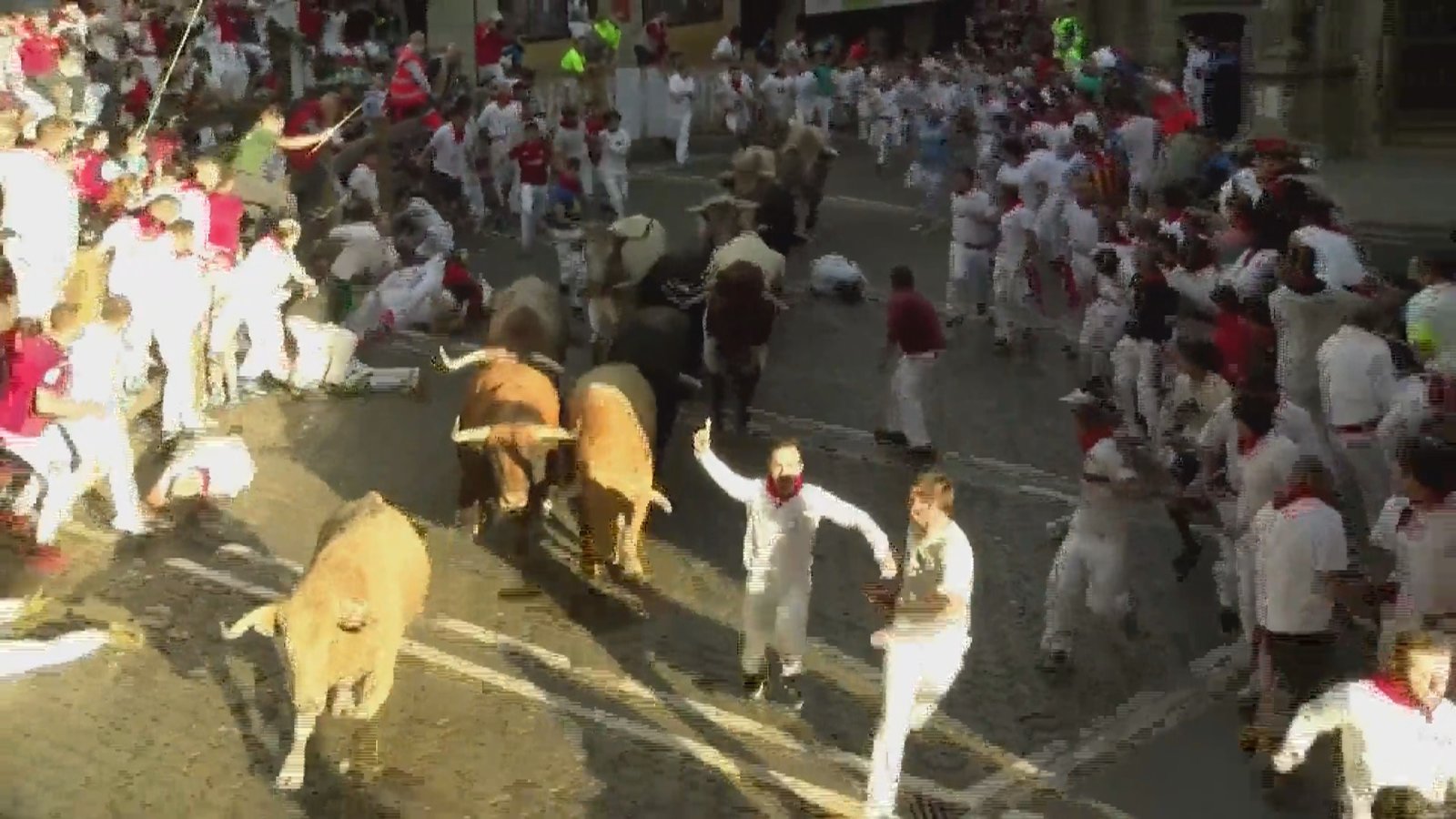 西班牙「奔牛節」震撼回歸 眾人激情狂奔