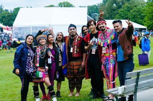 Kanatal樂團在溫哥華民族音樂節上認識了很多來自世界各地的音樂友人。(圖/Kanatal提供)