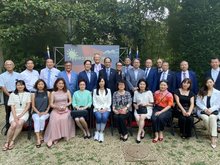 游錫堃及立委與法國僑領熱絡交流,聽取僑胞對政策時事的建言與看法,同時享用美味台灣餐點。游錫堃也準備台灣鳳梨酥禮盒作為給僑胞的伴手禮。(圖/中央社)