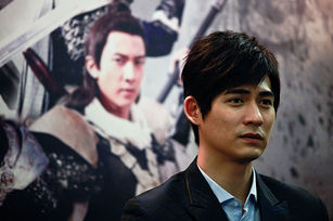 藝人「仔仔」周渝民(圖) 與喻姓妻子107年間與馮姓保險經紀人簽署儲蓄險保單,馮女涉嫌假藉以現金代為支付保費,向喻女詐得新台幣3447萬餘元。台北地檢署1日依詐欺罪起訴馮女。資料照。(圖/GettyImages)