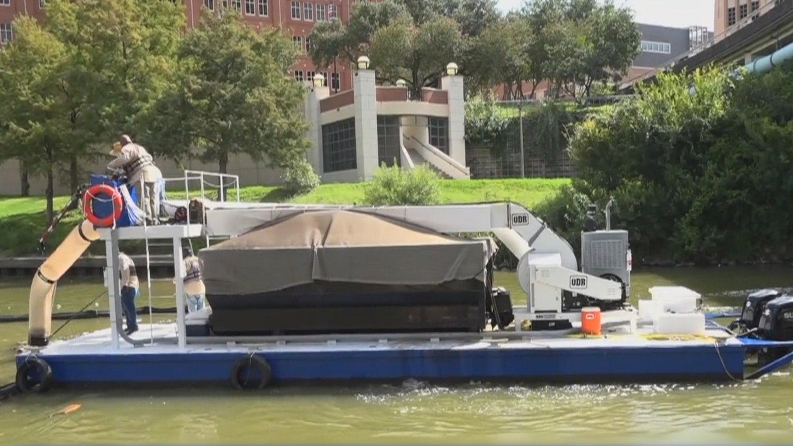 減少河道垃圾 德州自創新版垃圾船亮相