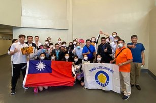 台灣隊23日在馬尼拉舉行的亞洲盃女子排球賽小組賽對陣澳洲,5局激戰後逆轉奪下首勝。圖為女排隊員與到場加油的菲律賓台商總會成員合影。(圖/中央社)