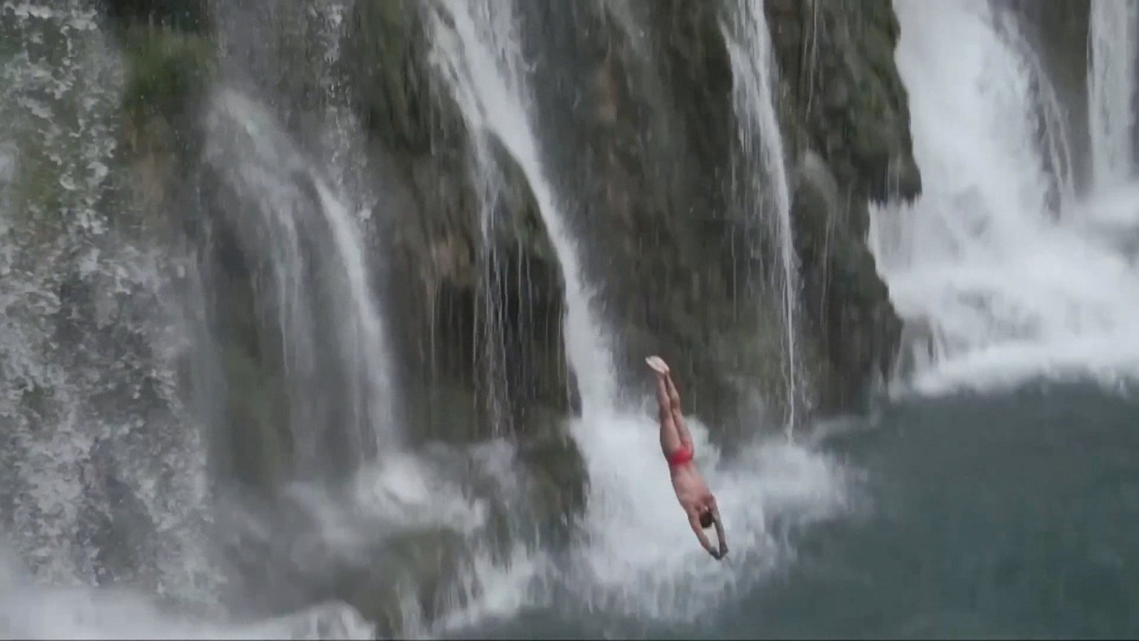 超刺激!波斯尼亞最美瀑布上「懸崖跳水」