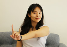 醫師建議透過日常的平衡復健訓練,如「進階頭眼協調運動」,伸出食指眼睛注視指尖,頭與手指反方向左右擺動,來回10到20次,可舒緩或改善頭暈。(圖/台北醫學大學提供)