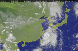 據氣象局資料,軒嵐諾是自1980年後,唯一一個在台灣發布颱風警報前後由強颱轉中颱、最後又再轉強颱的案例。(圖/翻攝自中央氣象局)