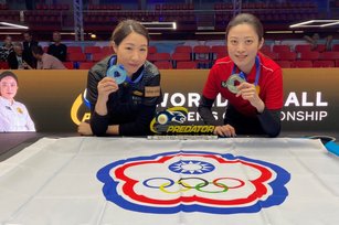 世界女子10號球世界錦標賽壓軸決賽上演「台灣內戰」,現役世界排名第10的「大眼妹」周婕妤(右),以9比3擊敗自家的魏子茜(左),拿下生涯首座世界冠軍。(圖/翻攝自中華民國撞球總會臉書)