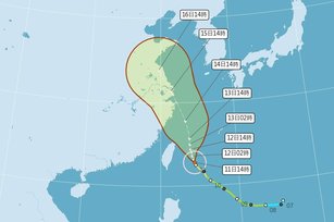 氣象局表示,中颱梅花持續緩步北移,預估明天北部降雨會更持續,北部、東半部沿海地區留意長浪,今天在蘭嶼已經觀測到4.2公尺浪高。(圖/翻攝自中央氣象局)