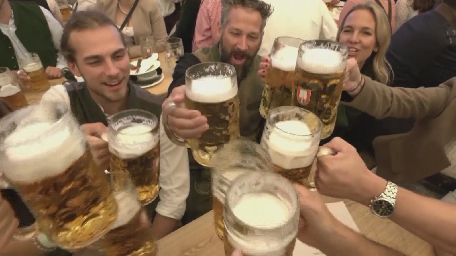 時隔兩年 慕尼黑啤酒節再現草坪暢飲