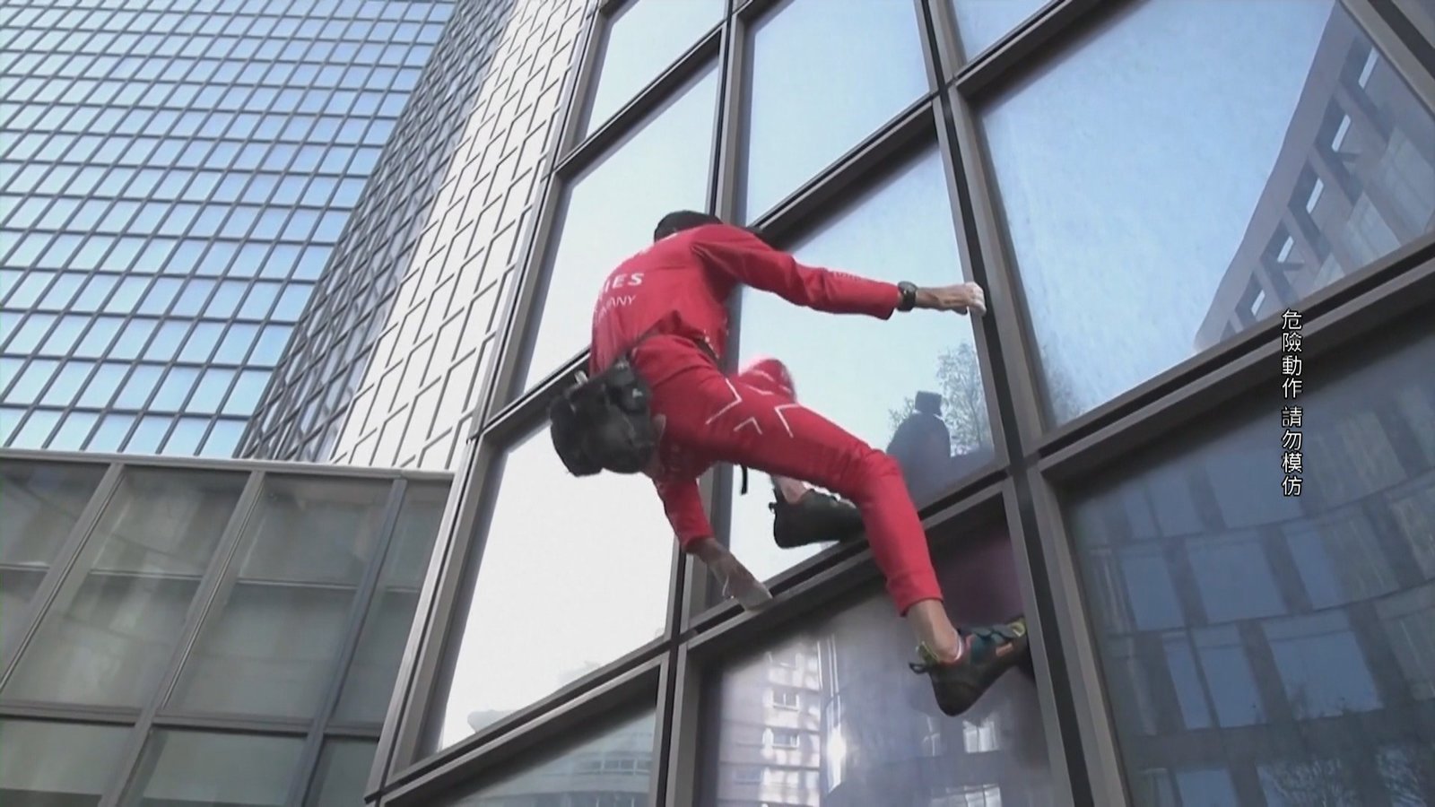 老當益壯 60歲法國「蜘蛛人」爬樓慶生