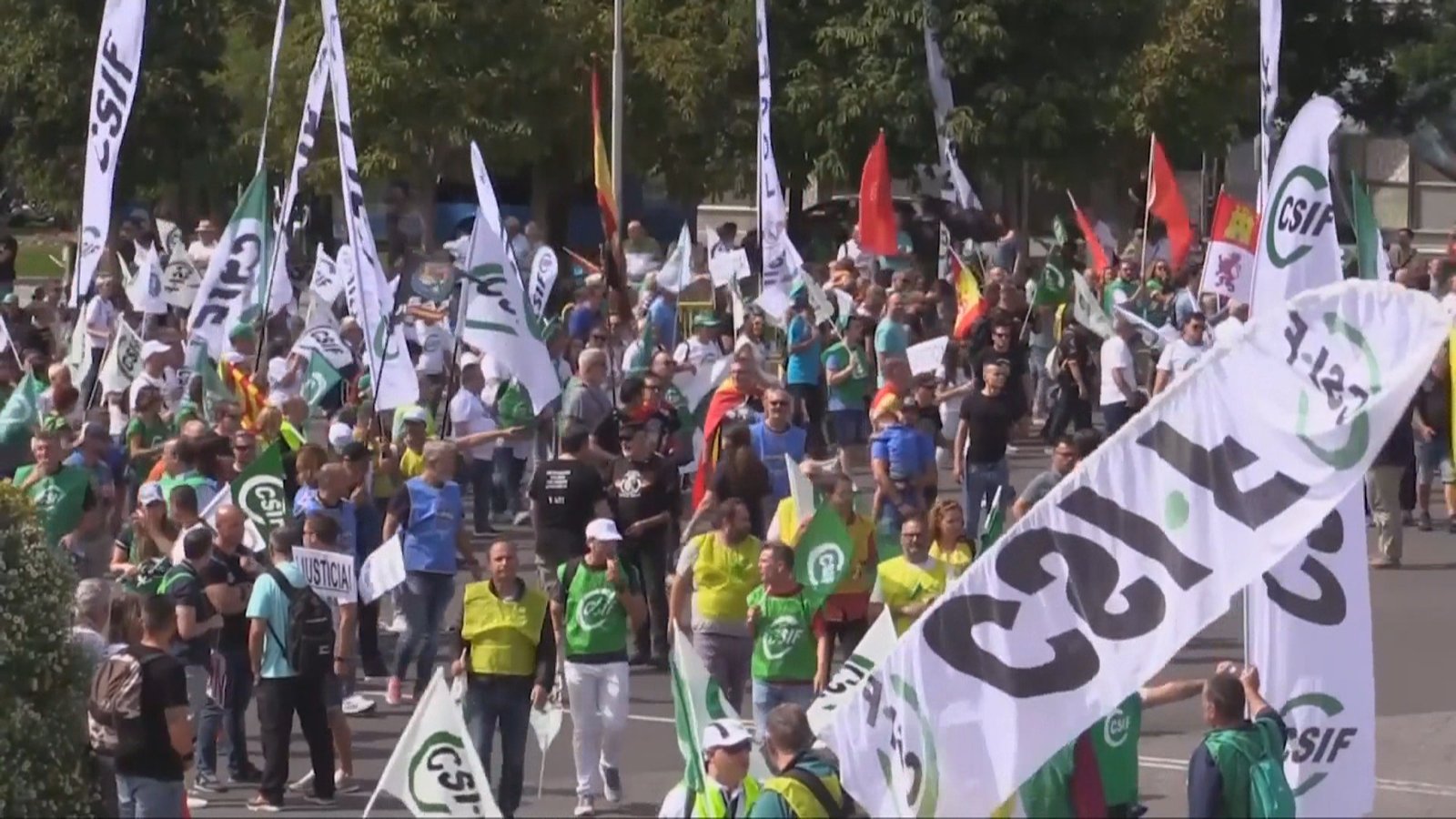 西班牙上萬公務員遊行 要求漲薪應對高物價