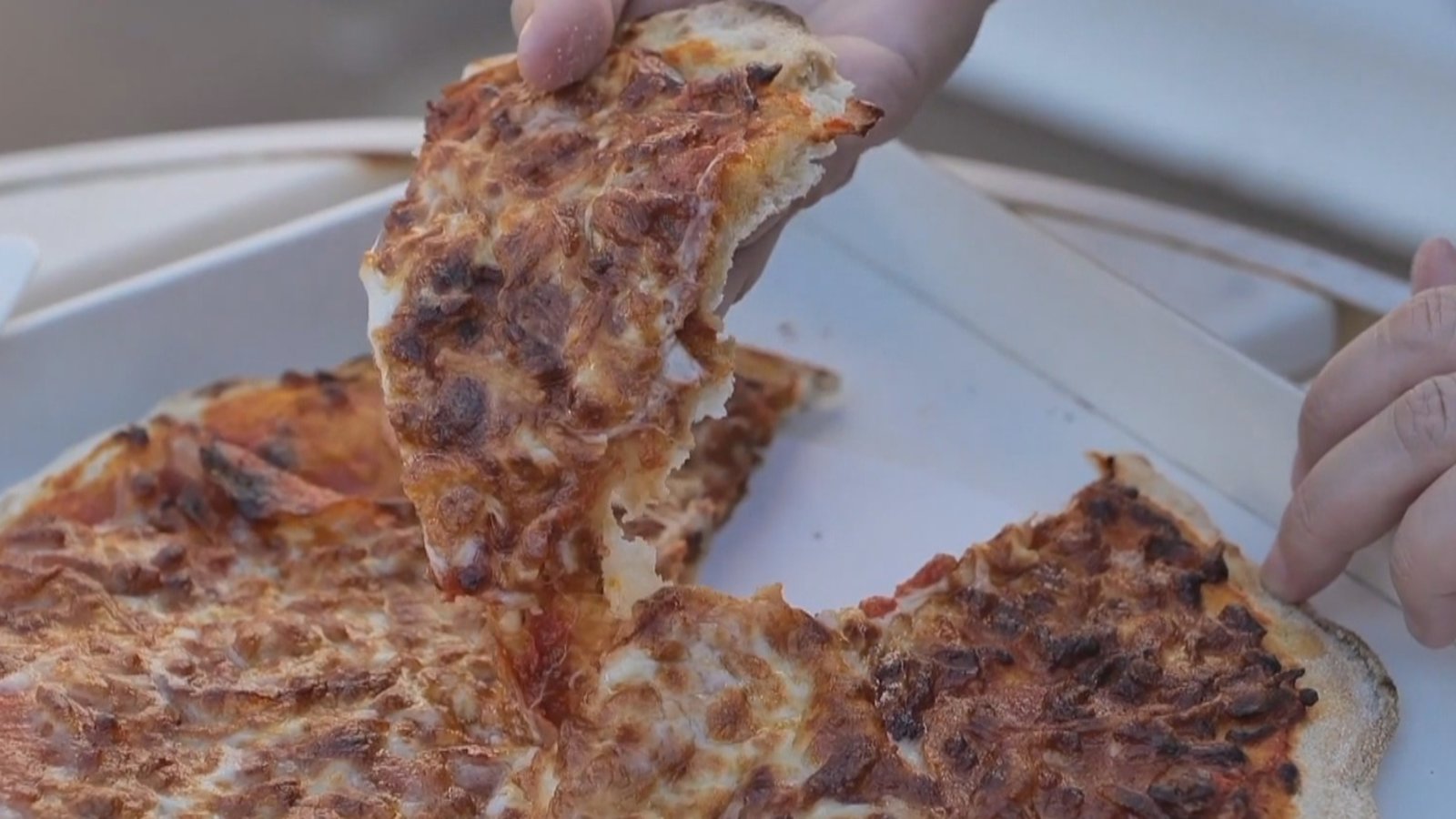 自動販賣機賣現烤披薩 只需三分鐘出爐