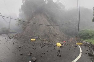 受東北季風影響,花蓮雨勢不斷,玉里鎮赤科山產業道路、富里鄉六十石山8日因大雨造成落石,交通再度受阻,由相關單位搶修中。圖為赤科山落石狀況。(圖/民眾提供)