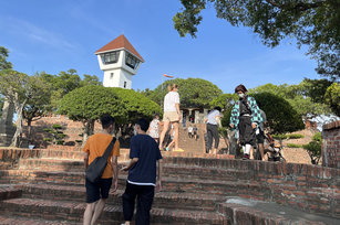 文化部文資局審議擬將近年在安平古堡周邊出土的熱蘭遮城遺構,與現有相關兩項國定古蹟整合並更名為熱蘭遮堡,安平古堡名稱暫不變動。圖為安平古堡園區。(圖/台南市文資處提供)