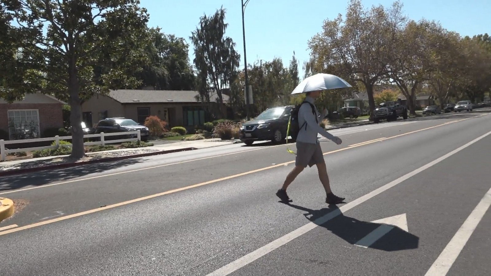 加州可合法穿越馬路不開罰 2023年生效