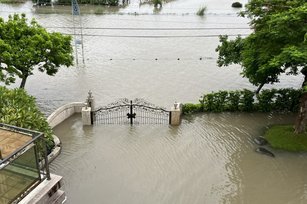 宜蘭縣接連強降雨使得員山鄉七賢村成了水鄉澤國,水淹進農舍庭院,住戶憂心若繼續持續強降雨,水會淹進家中。(圖/讀者提供)