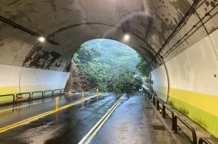 颱風尼莎帶來大雨,台北市內湖區康樂隧道口下午有土石樹木崩落,造成雙向車道都無法通行,台北市消防局獲報後初查,幸無人車受困。(圖/台北市政府提供)