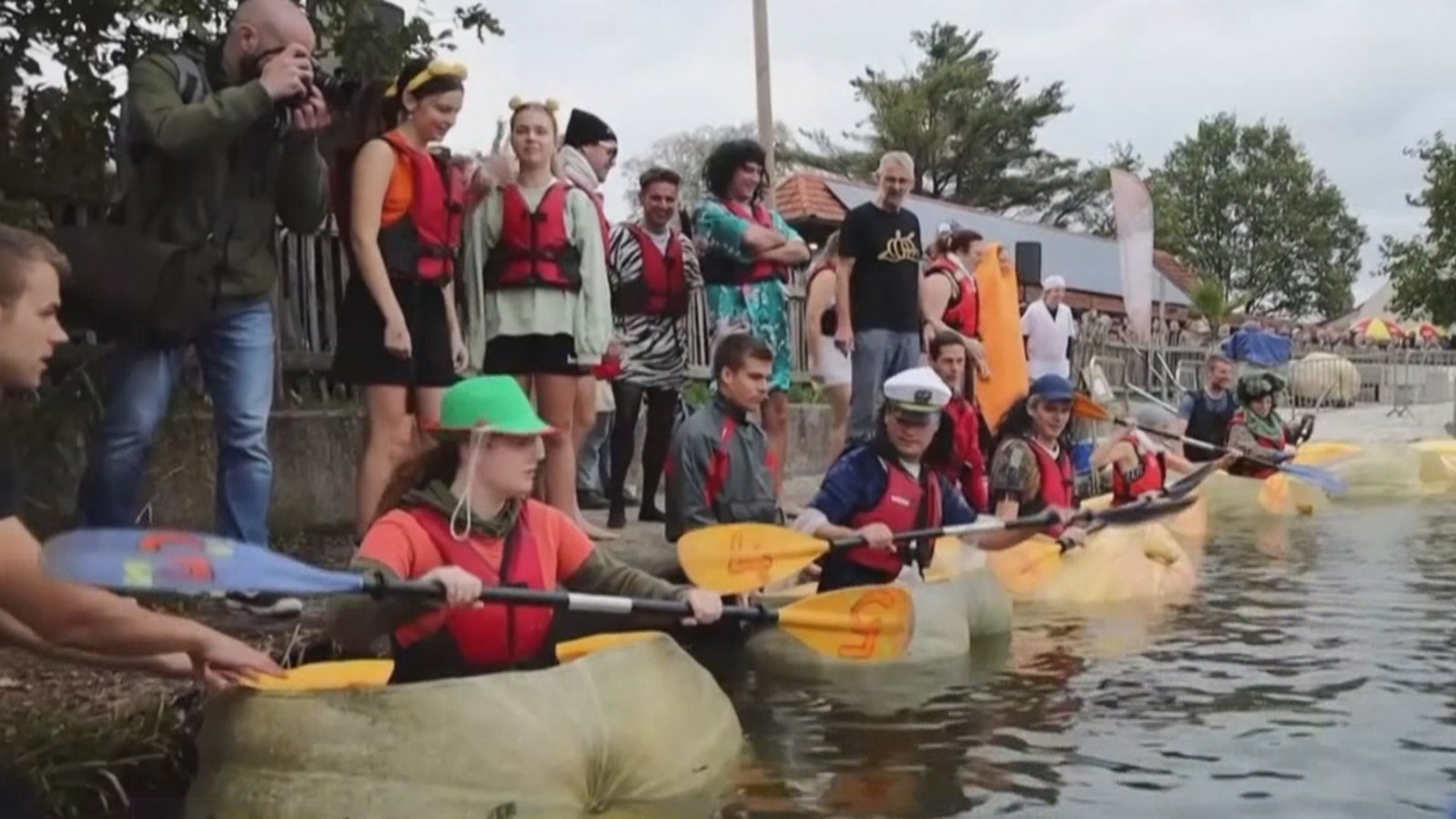 超歡樂!比利時小鎮舉辦南瓜船接力賽