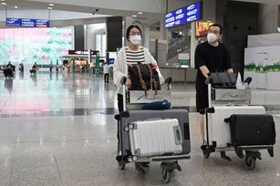 在旅遊業=要求下港府決定放寬入境旅行團以「團進團出 」訪港,容許持「黃碼」團員進入主題公園等景點,及可進入指定餐廳的分隔區域用餐。圖為香港機場資料照。(圖/GettyImages)