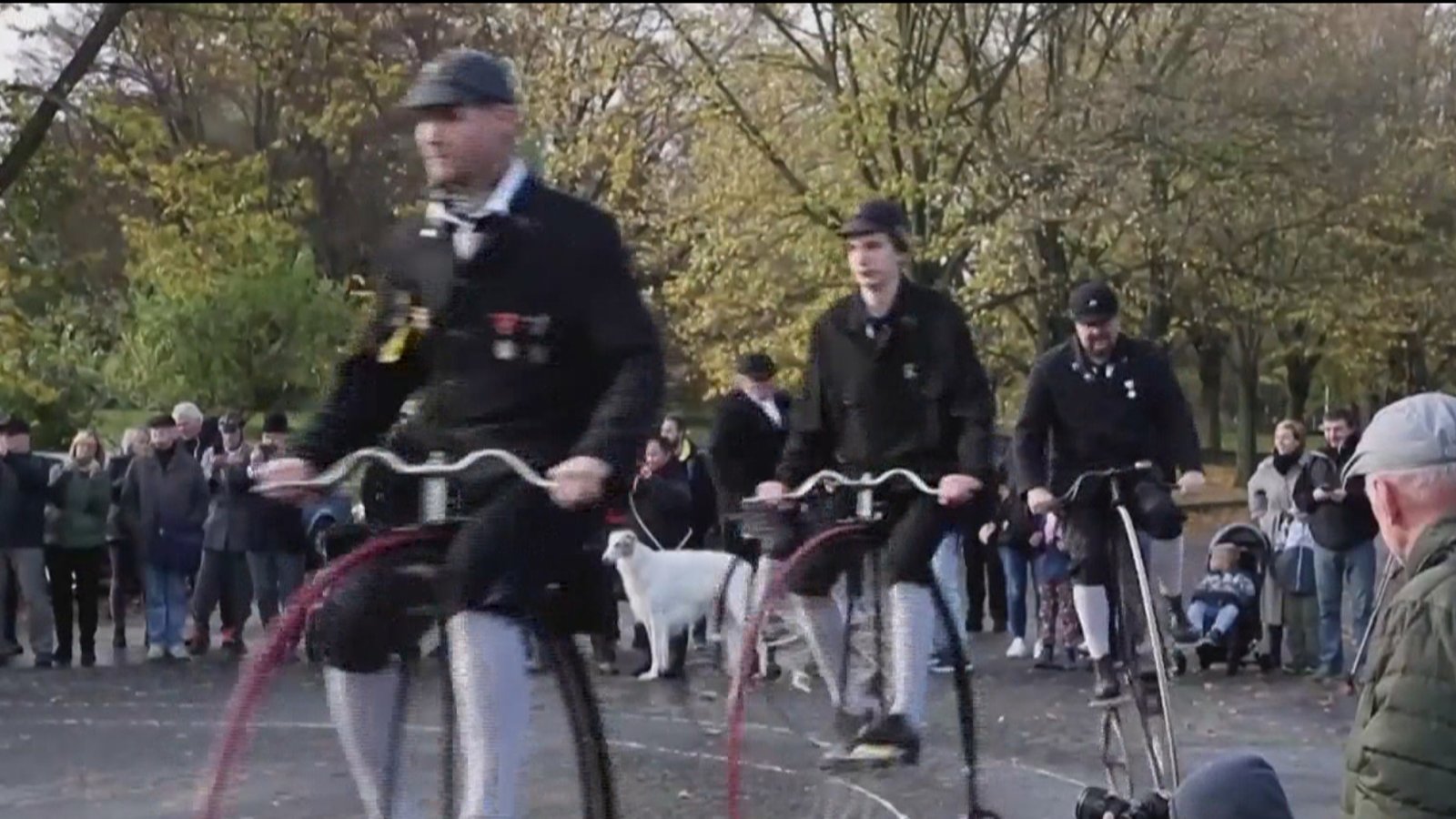 老式自行車迷 捷克首都著古裝秀技