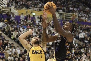 生涯8度入選NBA明星賽的超級球星「魔獸」霍華德(前右),19日披上T1聯盟桃園永豐雲豹隊戰袍在台首秀。(圖/中央社)