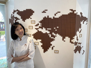 自稱是「母胎巧克力控」的吳葵妮，今年再度在「世界巧克力大賽」中拿下金牌等10個獎項，成為全球獲獎最多的亞裔巧克力工藝師。（圖／中央社）