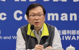 台灣衛福部疾管署5日公布,國內出現第2例新型豬流感個案,是家中經營養豬場的7歲女童。疾管署副署長莊人祥(圖)說,這家養豬場豬隻未檢出病毒,疫情無進一步擴散,研判為散發事件。資料照。(圖/指揮中心提供)