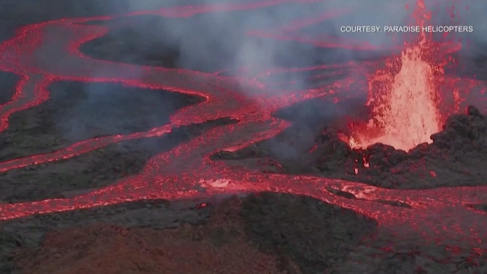 夏威夷莫納羅亞火山噴發 壯觀奇景千載難逢
