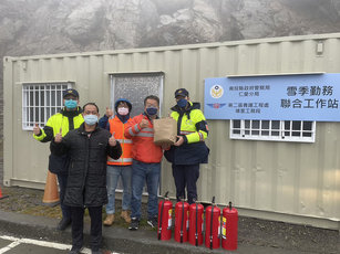 合歡山雪季期間,員警與工務段人員需長時間在低溫、寒風環境中執勤,為提供遮避空間,今年首次在武嶺停車場角落設置雪季勤務聯合工作站。 (圖/仁愛警分局提供)