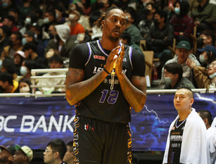 T1聯盟新北中信特攻隊17日例行賽在主場迎戰「魔獸」霍華德(Dwight Howard)領軍的桃園永豐雲豹隊,適逢寒流來襲,霍華德在場下休息時,特別拿出暖手寶取暖保溫。(圖/中央社)
