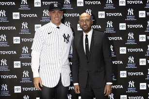 美國職棒大聯盟紐約洋基以9年3.6億美元肥約綁住「法官」賈吉（左），21日簽約後宣布由這位自家培養的招牌球星出任隊史第16位隊長，8年前高掛球鞋的吉特（右）終於後繼有人。（圖／GettyImages）