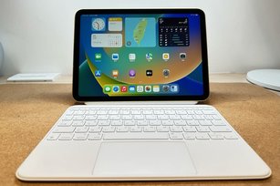 蘋果第10代iPad在台灣開賣,全新的橫向1200萬像素超廣角前置相機,具備122度視角、支援「人物居中」功能;可選購配件巧控鍵盤雙面夾,透過實體鍵盤輸入文字。(圖/中央社)