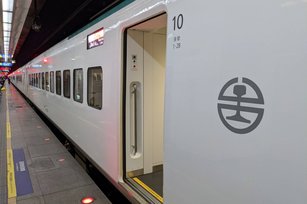 台鐵規劃最快明年第1季起,運送遺失物將會比照普通包裹運送費用收費,最低34元起。示意圖。(圖/新唐人資料影像)