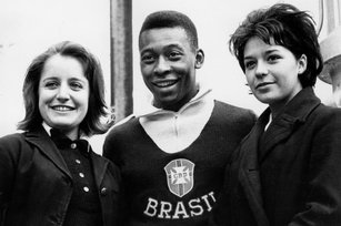 球王比利(圖中)(Pele,本名納西門托 Edson Arantes do Nascimento)的女兒30日說她父親辭世,享壽82歲。這巴西球王成為現代史上知名度最高球員之一。 圖為1962年球王比利與兩位球迷合影照(圖/GettyImages)
